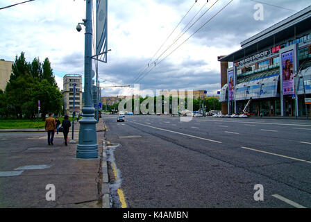 Bolshaya Dorogomilovskaya Straße in Moskau im Frühjahr, der Bereich der Kiewer Bahnhof Stockfoto