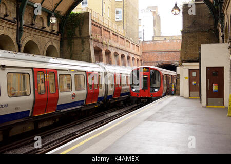 Circle Line Zug an der U-Bahn-Station Notting Hill Gate in London Stockfoto