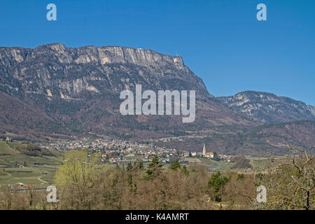 Kaltern ist eine Gemeinde in Südtirol und ist auf die touristische Weinstraße Stockfoto