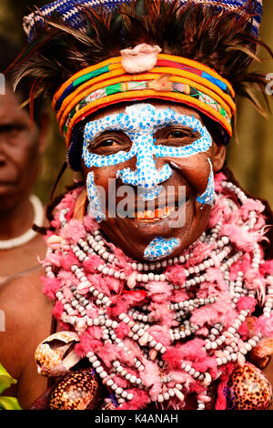 Frau Der Marowa Welda Gruppe Anwendung Make-up für die jährliche Sing Sing in Goroka, Papua-Neuguinea Stockfoto