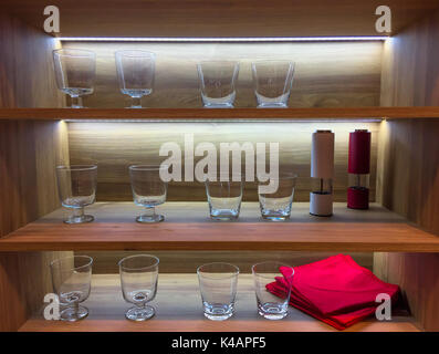 Küche Regal mit leeren Gläser und Hintergrundbeleuchtung, nette Innenausstattung aus Holz Design Stockfoto