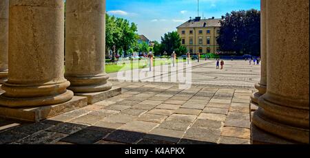 Zwischen dicken Kathedrale Spalten von Konstantin Square und der Bischof S Palace in Vac Stockfoto