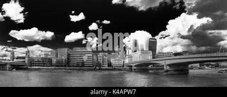 Panoramablick auf die Skyline der Stadt London: Themse in London Bridge, die Walkie Talkie, Cheesegrater, Adelaide House und Cannon Street Station Stockfoto