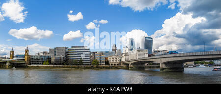 Panoramablick auf die Skyline der Stadt London: Themse in London Bridge, die Walkie Talkie, Cheesegrater, Adelaide House und Cannon Street Station Stockfoto