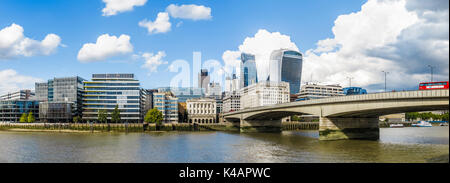 Panoramablick auf die Skyline der Stadt London: Themse North Bank London Bridge, die Walkie-Talkie, Cheesegrater, Adelaide House und Fischhändler Hall Stockfoto