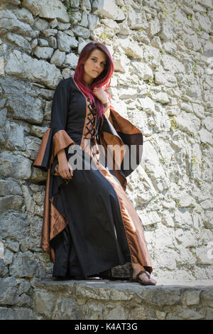 Junge Red-Haired Woman In Mittelalterliches Kleid Stockfoto
