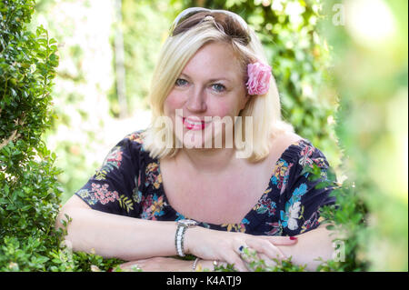 Im mittleren Alter lächelnde Blonde kaukasische Frau. Stockfoto