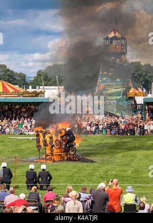 Royal Signale Motorrad DisplayTeam, aka der Weißen Helmen, Ausführen für ein Publikum an einem englischen Country Fair, Derbyshire, England Großbritannien Stockfoto