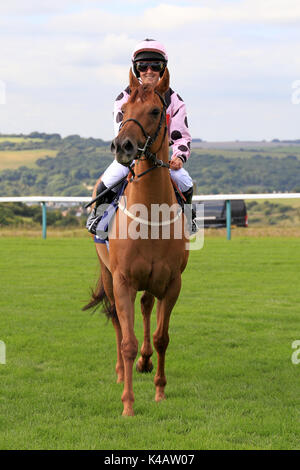 Pferderennen, Miss E Mackenzie reiten Athassel im Silk Serie Lady Reiter "Handicap in Brighton Rennen 10/8/17. Stockfoto