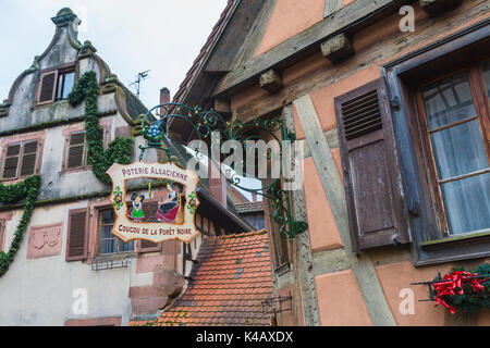 Typische Töpferei in der alten mittelalterlichen Stadt Kaysersberg Haut-Rhin Elsass Frankreich Europa Stockfoto