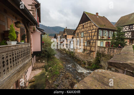 Typische Architektur der alten mittelalterlichen Stadt und der Brücke am Fluss Weiss Kaysersberg Haut-Rhin Alsace Frankreich Europa Stockfoto