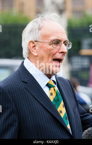 London, Großbritannien. Konservative Politiker Peter Bone gibt ein TV-Interview in Parliament Square. Stockfoto