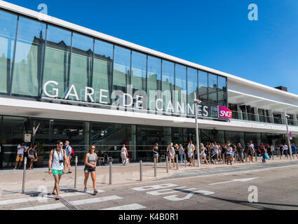 Eingang zum Gare de Cannes", das ist der Hauptbahnhof in Cote d'Azur, Frankreich. Die Stadt ist berühmt für seine jährliche Film Festival Stockfoto