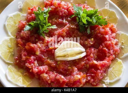 Gesunde und frische Salate und Vorspeisen auf hölzernen Tisch Stockfoto