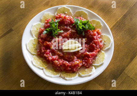 Gesunde und frische Salate und Vorspeisen auf hölzernen Tisch Stockfoto