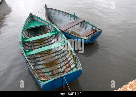 Vintage Fischerboote auf Wasser in einer regnerischen Tag Stockfoto