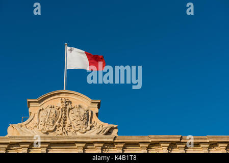 Flagge von Malta. Die Wappen von Kastilien und Leon auf der Oberseite der Auberge de Castille (Amt des Ministerpräsidenten, Valletta) Stockfoto