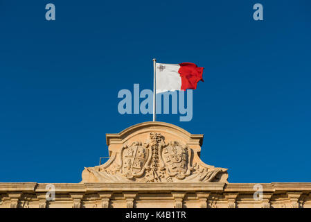 Flagge von Malta. Die Wappen von Kastilien und Leon auf der Oberseite der Auberge de Castille (Amt des Ministerpräsidenten, Valletta) Stockfoto