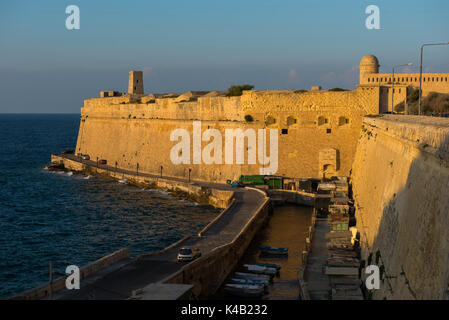 Alten mauern und Gebäuden von Valetta Festung am späten Nachmittag leuchten. Malta Stockfoto