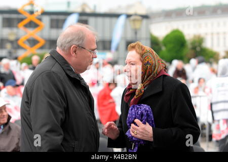 Minister der Justiz Wolfgang Brandstetter und Zeitzeugin Käthe Sasso Überlebende des Holocaust Stockfoto