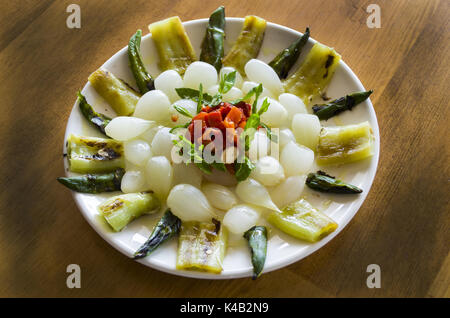 Salat Sorten auf hölzernen Tisch Stockfoto