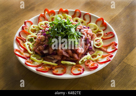 Salate und Herzförmigen Pfeffer auf einem Holztisch Stockfoto