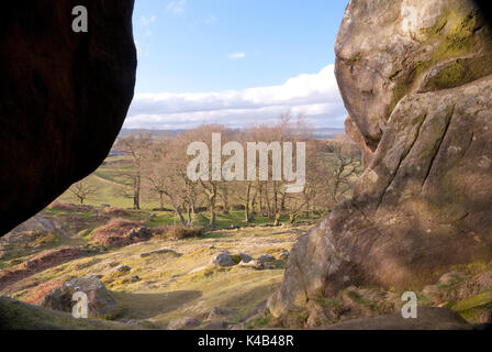 Derbyshire UK-8 März 2015: Blick auf die Derbyshire Landschaft am 8. März von einer Höhle in Robin Hood's Stride, in der Nähe von Elton Stockfoto