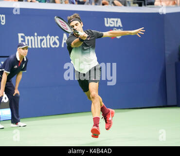 New York, NY, USA - September 4, 2017: Roger Federer aus der Schweiz Versandkosten Kugel während der Match gegen Philipp Kohlschreiber Deutschlands bei uns Offene Meisterschaften an Billie Jean King National Tennis Center Stockfoto