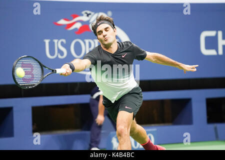 New York, NY, USA - September 4, 2017: Roger Federer aus der Schweiz Versandkosten Kugel während der Match gegen Philipp Kohlschreiber Deutschlands bei uns Offene Meisterschaften an Billie Jean King National Tennis Center Stockfoto
