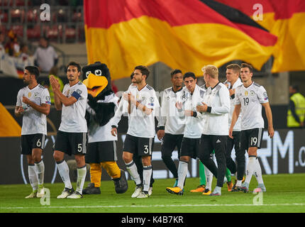 Stuttgart, Deutschland. 04 Sep, 2017. FIFA WM 2018 Qualifikation, Stuttgart, 04. September 2017 Sami Khedira DFB 6 Mats HUMMELS, DFB 5 Joshua KIMMICH, DFB 18 Jonas HECTOR, DFB 3 Sebastian Rudy, DFB 21 Julian BRANDT, DFB 20 Benjamin HENRICHS, DFB 2 Leon Goretzka, DFB 19 Treber - Andre TER STEGEN, TW DFB 22 Feier, DFB Maskottchen PAULE, Amin YOUNES, DFB 15 Mario GOMEZ, DFB 23 Wm 2018 Qualifikation Gruppe C, Deutschland - NORWEGEN 6:0 in Stuttgart, Deutschland, September 04, 2017 Credit: Peter Schatz/Alamy leben Nachrichten Stockfoto