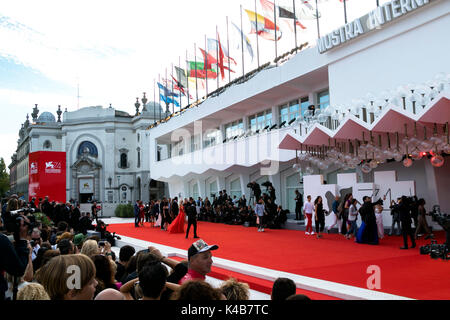 Atmosphäre während der Premiere von "Una Famiglia' während des 74. Filmfestival von Venedig Palazzo del Cinema in Venedig, Italien, am 04. September 2017. - Keine LEITUNG SERVICE - Foto: Hubert Boesl/dpa Stockfoto