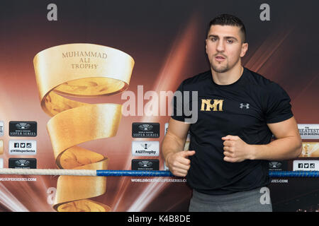 Berlin, Deutschland. 5. Sep 2017. Marco Huck, während eine kleine Ausbildung, Medien im Sauerland Fitnessraum, GER, Berlin, 05.09.2017, Foto: Uwe Koch/fotobasis.de Quelle: Uwe Koch/Alamy leben Nachrichten Stockfoto