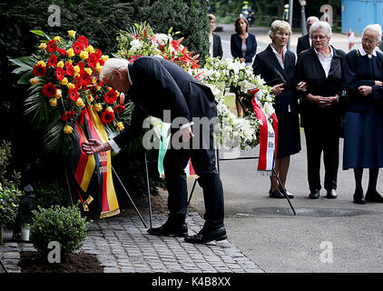 Köln, Deutschland. 5. Sep 2017. Deutsche Präsident Frank-Walter Steinmeier (l) legt einen Kranz in Anwesenheit von Familienangehörigen in Köln, Deutschland, 5. September 2017. 40 Jahre nach der Entfuehrung des damaligen Präsidenten der Arbeitgeberverbände Union Hanns Martin Schleyer und der Tod seines Gefährten, deutscher Präsident Frank-Walter Steinmeier erinnert sich an den RAF-Terrorismus in Köln im Jahr 1977. Foto: Oliver Berg/dpa/Alamy leben Nachrichten Stockfoto