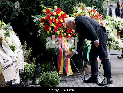 Köln, Deutschland. 5. Sep 2017. Deutsche Präsident Frank-Walter Steinmeier legt einen Kranz in Köln, Deutschland, 5. September 2017. 40 Jahre nach der Entfuehrung des damaligen Präsidenten der Arbeitgeberverbände Union Hanns Martin Schleyer und der Tod seines Gefährten, deutscher Präsident Frank-Walter Steinmeier erinnert sich an den RAF-Terrorismus in Köln im Jahr 1977. Foto: Oliver Berg/dpa/Alamy leben Nachrichten Stockfoto