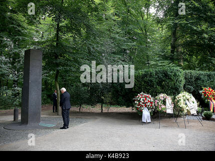 Köln, Deutschland. 5. Sep 2017. Deutsche Präsident Frank-Walter Steinmeier steht vor einem gedenken Stein in Köln, Deutschland, 5. September 2017. 40 Jahre nach der Entfuehrung des damaligen Präsidenten der Arbeitgeberverbände Union Hanns Martin Schleyer und der Tod seines Gefährten, deutscher Präsident Frank-Walter Steinmeier erinnert sich an den RAF-Terrorismus in Köln im Jahr 1977. Foto: Oliver Berg/dpa/Alamy leben Nachrichten Stockfoto