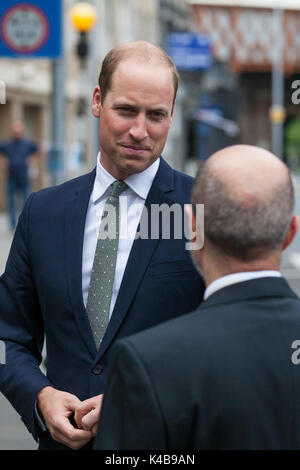 London, Großbritannien. 5. Sep 2017. Der Herzog von Cambridge und Prinz Harry ankommen, für einen Besuch in der neu gegründeten Königlichen Stiftung unterstützen 4 Grenfell Community Hub in North Kensington, zusätzliche Ressourcen für die psychische Gesundheit von Kindern, Jugendlichen und Familien, die von dem Feuer betroffenen Grenfell zur Verfügung zu stellen. Credit: Mark Kerrison/Alamy Live News Credit: Mark Kerrison/Alamy leben Nachrichten Stockfoto