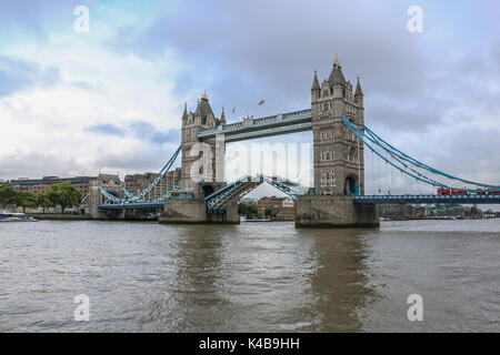 London, Großbritannien. 5. Sep 2017. Das legendäre London Tower Bridge Aufzüge zu erlauben, ein kleines Schiff per Kredit zu Pass: Amer ghazzal/Alamy leben Nachrichten Stockfoto