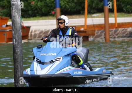 Venedig, Italien. 5. Sep 2017. Ein Polizist wird während der 74. Internationalen Filmfestspielen von Venedig am Lido von Venedig am 5. September 2017 gesehen. Quelle: Andrea Spinelli/Alamy leben Nachrichten Stockfoto