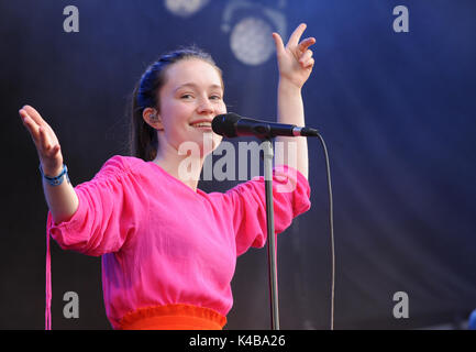 Oslo, Norwegen. 10 Aug, 2017. Die norwegische Sängerin Sigrid Solbakk Raabe führt auf dem Oyafestival in Oslo, Norwegen, 10. August 2017. Von Sigrid Debüt song 'Don't mein Vibe' wurde ein internationaler Hit innerhalb von ein paar Wochen töten. Foto: Sigrid Harms/dpa/Alamy leben Nachrichten Stockfoto