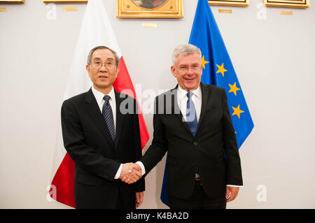 Warschau. 5. Sep 2017. Ma Biao (L), stellvertretender Vorsitzender des Nationalen Ausschusses der Chinese People's Political Consultative Conference und Vizepräsident des Chinesischen Volkes Vereinigung für Frieden und Abrüstung, trifft sich mit polnischen Senat Lautsprecher Stanislaw Karczewski in Warschau, Hauptstadt Polens, an Sept. 4. 2017. Credit: Shi Zhongyu/Xinhua/Alamy leben Nachrichten Stockfoto