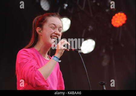 Oslo, Norwegen. 10 Aug, 2017. Die norwegische Sängerin Sigrid Solbakk Raabe führt auf dem Oyafestival in Oslo, Norwegen, 10. August 2017. Von Sigrid Debüt song 'Don't mein Vibe' wurde ein internationaler Hit innerhalb von ein paar Wochen töten. Foto: Sigrid Harms/dpa/Alamy leben Nachrichten Stockfoto