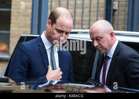 London, Großbritannien. 5. Sep 2017. Der Herzog von Cambridge Blätter der königlichen Stiftung unterstützen 4 Grenfell Community Hub in North Kensington, neu geschaffenen zusätzlichen psychischen Ressourcen für die Kinder, Jugendlichen und Familien, die von dem Feuer betroffenen Grenfell, nach einem Besuch mit Prinz Harry. Credit: Mark Kerrison/Alamy leben Nachrichten Stockfoto