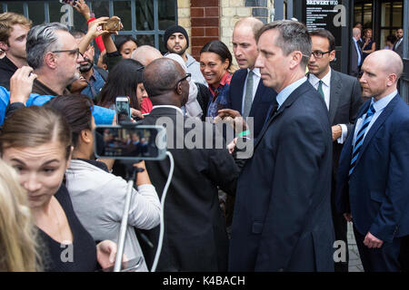 London, Großbritannien. 5. Sep 2017. Der Herzog von Cambridge erfüllt lokale Gemeinschaft Mitglieder und Freiwilligen bei einem Besuch mit Prinz Harry in die königliche Stiftung unterstützen 4 Grenfell Community Hub in North Kensington, neu geschaffenen zusätzlichen psychischen Ressourcen für die Kinder, Jugendlichen und Familien, die von dem Feuer betroffenen Grenfell zur Verfügung zu stellen. Credit: Mark Kerrison/Alamy leben Nachrichten Stockfoto