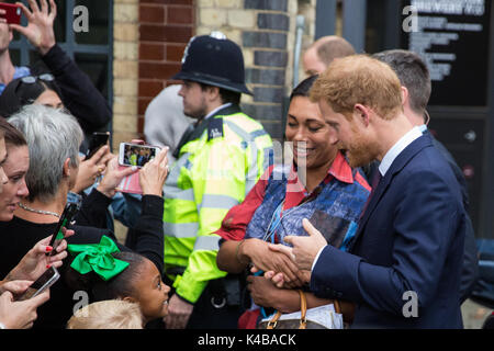 London, Großbritannien. 5. Sep 2017. Prinz Harry trifft ein Kind bei einem Besuch mit dem Herzog von Cambridge zum königlichen Stiftung unterstützen 4 Grenfell Community Hub in North Kensington, neu geschaffenen zusätzlichen psychischen Ressourcen für die Kinder, Jugendlichen und Familien, die von dem Feuer betroffenen Grenfell zur Verfügung zu stellen. Credit: Mark Kerrison/Alamy leben Nachrichten Stockfoto