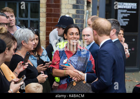 London, Großbritannien. 5. Sep 2017. Prinz Harry trifft eine Mutter bei einem Besuch mit dem Herzog von Cambridge zum königlichen Stiftung unterstützen 4 Grenfell Community Hub in North Kensington, neu geschaffenen zusätzlichen psychischen Ressourcen für die Kinder, Jugendlichen und Familien, die von dem Feuer betroffenen Grenfell zur Verfügung zu stellen. Credit: Mark Kerrison/Alamy leben Nachrichten Stockfoto