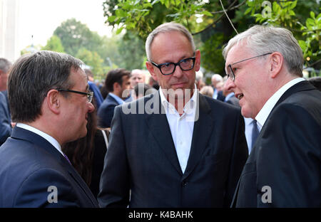 Berlin, Deutschland. 05 Sep, 2017. Der Ministerpräsident von Nordrhein-Westfalen, Armin Laschet (CDU, l), unterhält sich mit Thomas Winkelmann (r), Vorstandschef von Air Berlin und dem Air-Berlin-Generalbevollmächtigten Frank Kebekus am 05.09.2017 mit dem NRW-Fest in der Vertretung des Landes Nordrhein-Westfalen in Berlin. Foto: Jens Kalaene/dpa-Zentralbild/dpa/Alamy leben Nachrichten Stockfoto