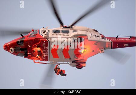 Küstenwache Hubschrauber rettet eingeschlossene Menschen vom Skyline Tower in Dorchester, Dorset, Großbritannien, Luftbrücke der Touristen durch die küstenwache Hubschrauber vom Turm, Kredit: Finnbarr Webster/Alamy leben Nachrichten Stockfoto