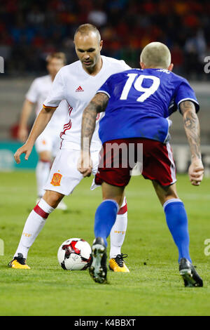 Vaduz, Liechtenstein. 5. Sep 2017. Andres Iniesta (6) Der spanische Spieler. Dennis Salanovic (19) Liechtensteins player, während das Qualifikationsspiel für die WM 2018, Runde 8, zwischen Liechtenstein vs Spanien im Rheinpark Stadion in Vaduz, Liechtenstein, 5. September 2017. Credit: Gtres Información más Comuniación auf Linie, S.L./Alamy leben Nachrichten Stockfoto