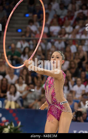 Pesaro, Italien. 1. Sep 2017. Milena Baldassarri (ITA) Rhythmische Gymnastik: Milena Baldassarri Italiens führt mit Hoop während der 35. Tagung der Rhythmischen Gymnastik Weltmeisterschaften 2017 Einzel-mehrkampf Endrunde an der Adria Arena in Pesaro, Italien. Credit: Enrico Calderoni/LBA SPORT/Alamy leben Nachrichten Stockfoto