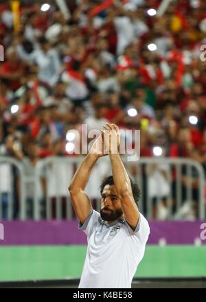 Alexandria, Ägypten. 5. Sep 2017. Ägyptens Mohamed Salah sagt Hallo an die Fans vor der WM 2018 Gruppe E qualifizierenden Fußballspiel zwischen Ägypten und Uganda am Borg El Arab Stadion in Alexandria, Ägypten, Dienstag, Sept. 5, 2017. Credit: Islam André/Alamy leben Nachrichten Stockfoto